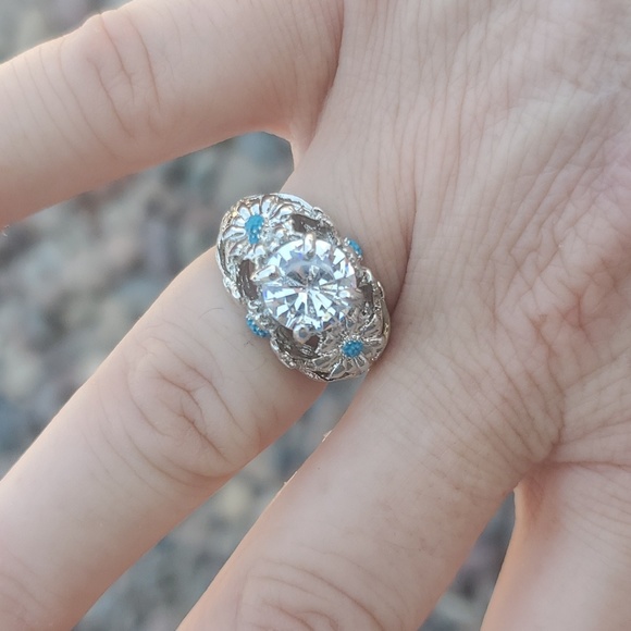 New Round Cubic Zirconia Daisy Silver Ring. - Picture 4 of 6